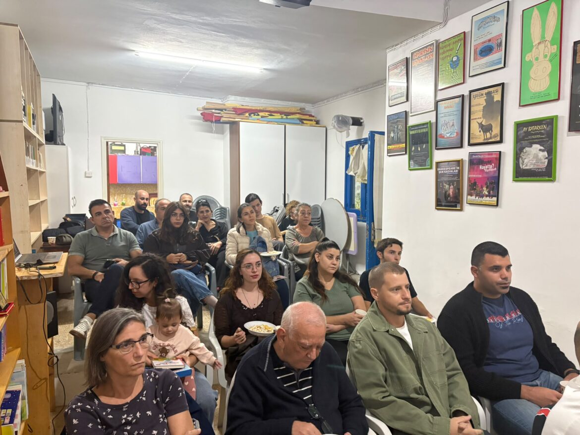 Baraka’da Deniz Göktaş’ın “Ölü Deniz” Gösterimi ve Mizah Üzerine Söyleşi